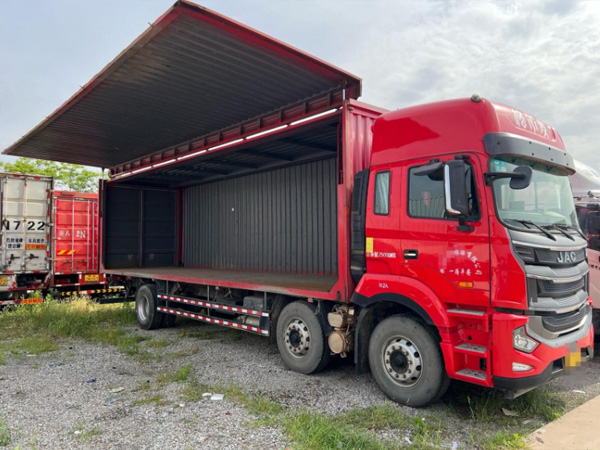 蘭州物流貨車(chē)9.6米箱式貨車(chē)